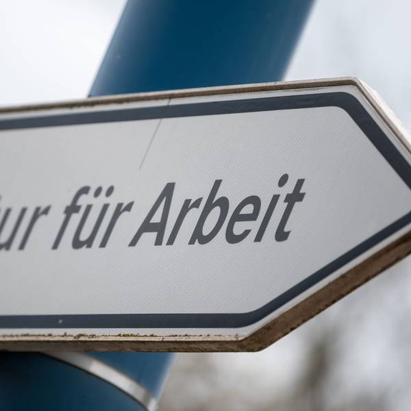 Ein Schild weist den Weg zur Agentur für Arbeit.