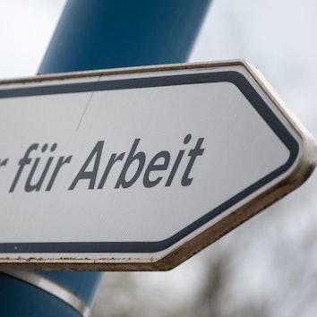 Ein Schild weist den Weg zur Agentur für Arbeit.