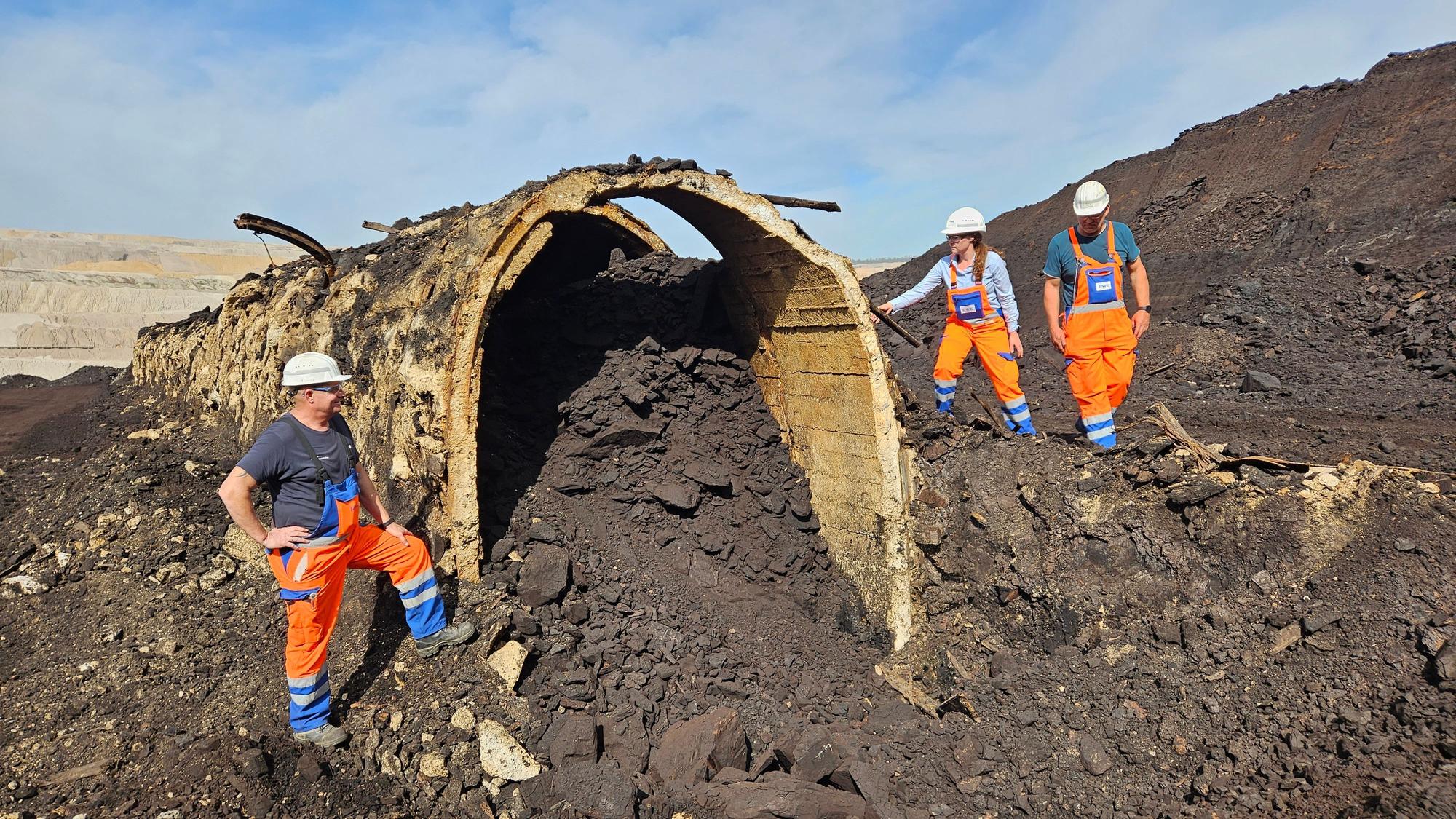 Auf dem Foto sind RWE-Arbeiter neben einem der freigelegten Stollen zu sehen.