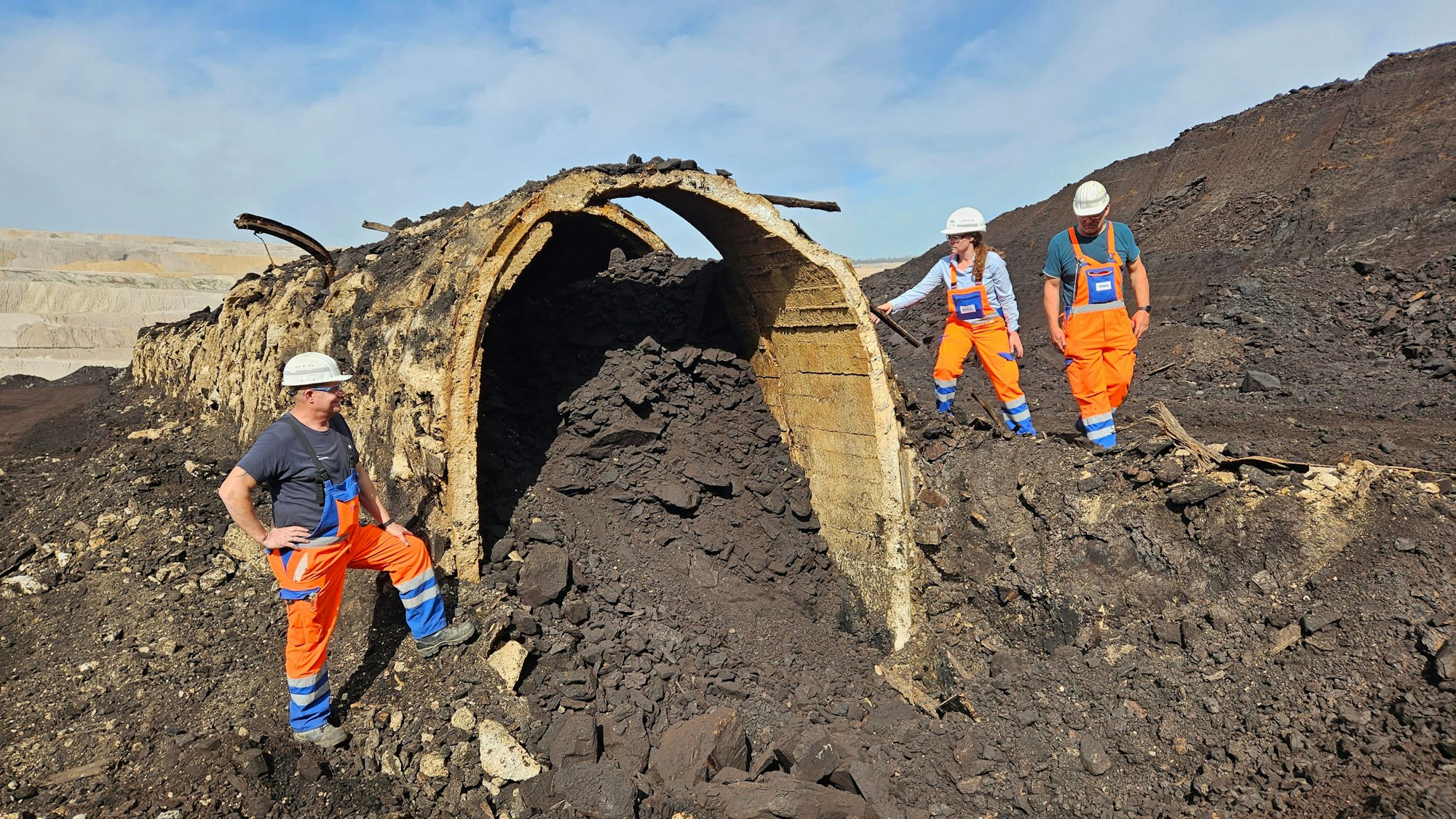 Auf dem Foto sind RWE-Arbeiter neben einem der freigelegten Stollen zu sehen.