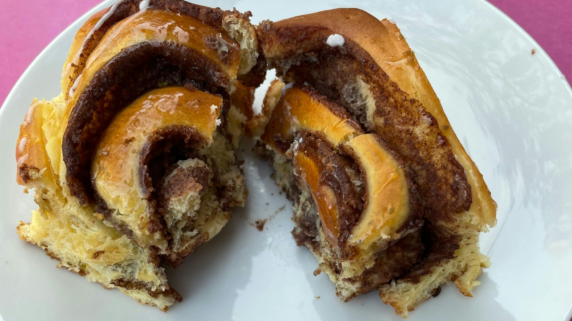 Auf dem Teller liegt eine Zimtschnecke von Törtchen Törtchen