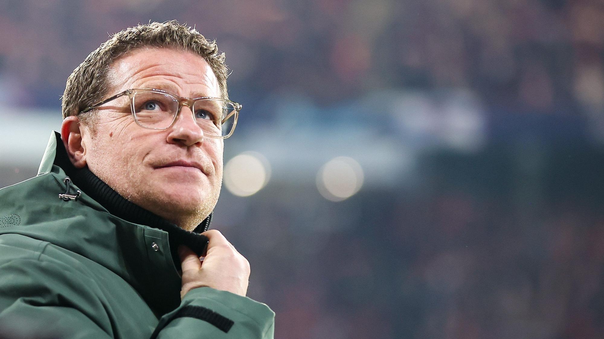 Max Eberl, Sportdirektor bei Rasenballsport Leipzig, während eines Spiels auf dem Rasen.