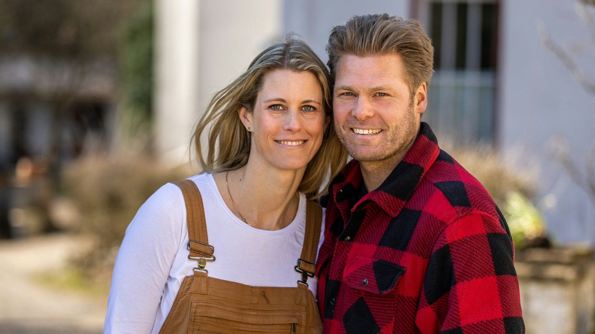 Sara und Michael Niedrig lächeln in die Kamera.
