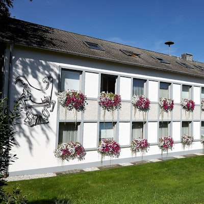 Das Bild zeigt das Hellenthaler Rathaus.