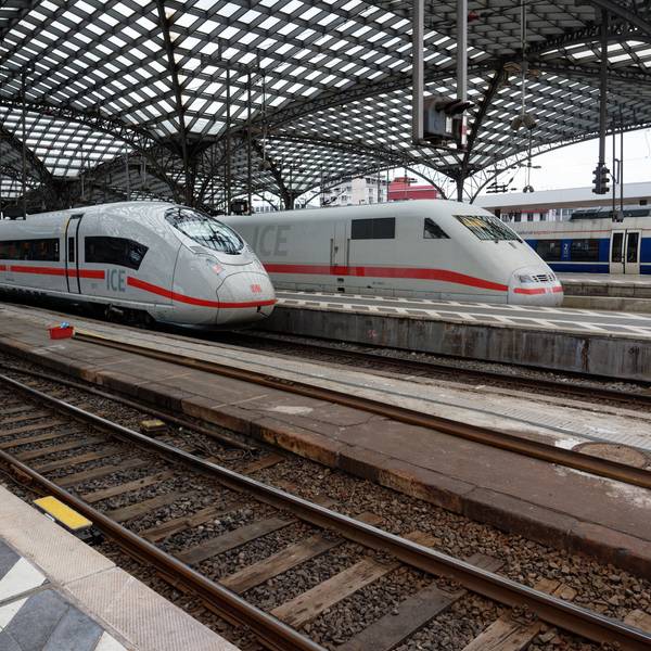 Zwei ICE der Deutschen Bahn stehen im Hauptbahnhof in Köln.