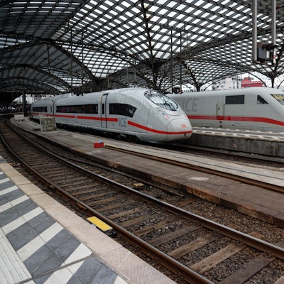 Zwei ICE der Deutschen Bahn stehen im Hauptbahnhof in Köln.
