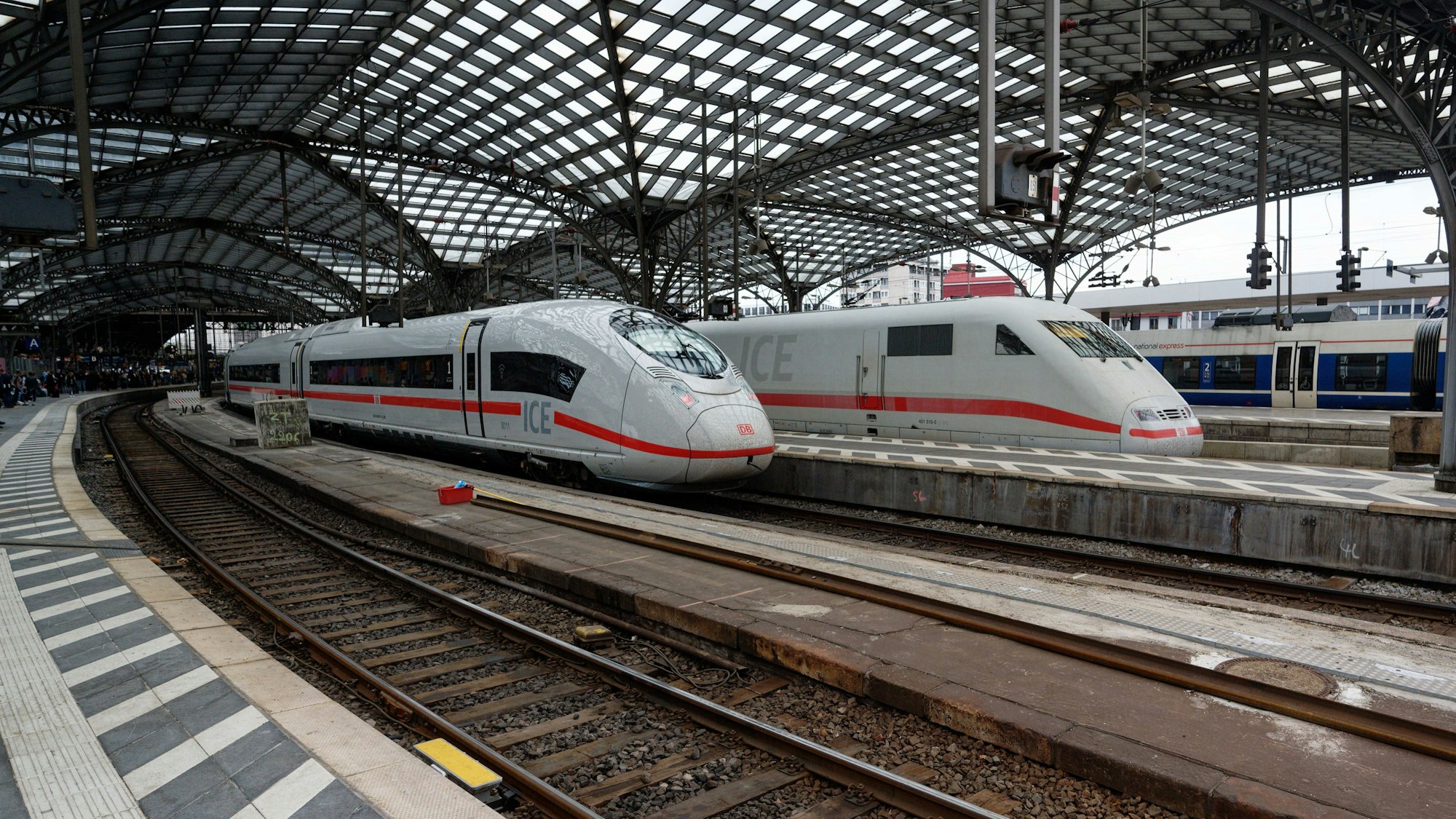 Zwei ICE der Deutschen Bahn stehen im Hauptbahnhof in Köln.