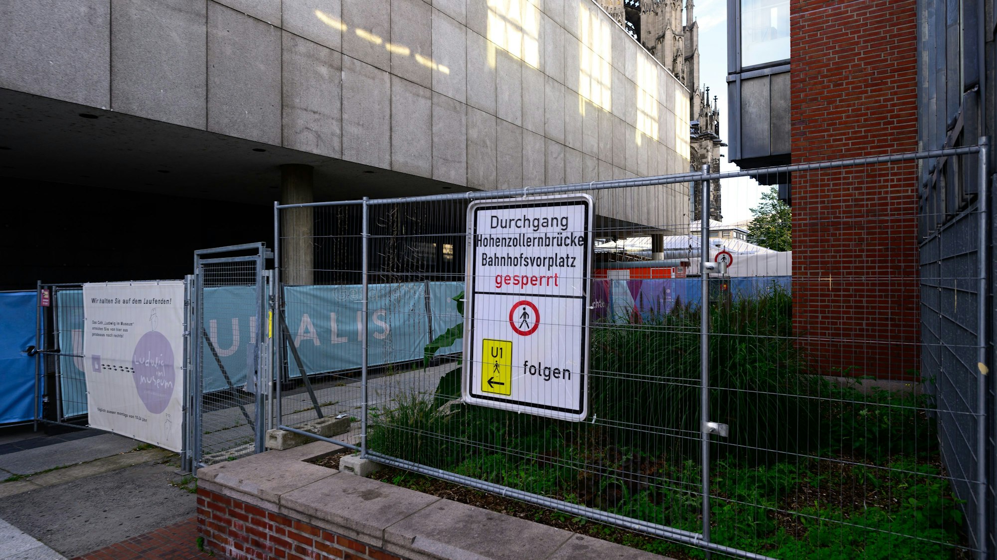 Baustellenabsperrungen am RGM gehören zum wenig attraktiven Erscheinungsbild der Domumgebung.