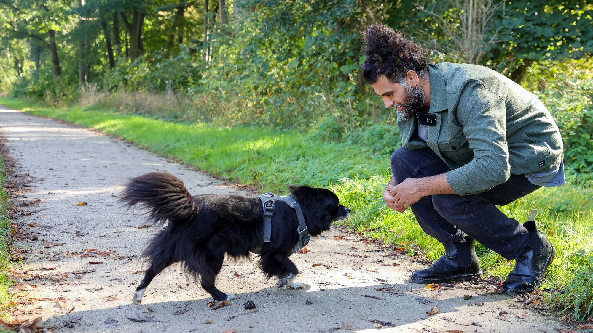 Hunde-Verhaltenstherapeut Masih Samin und seine Hündin Thea bei einer Begrüßungssituation.