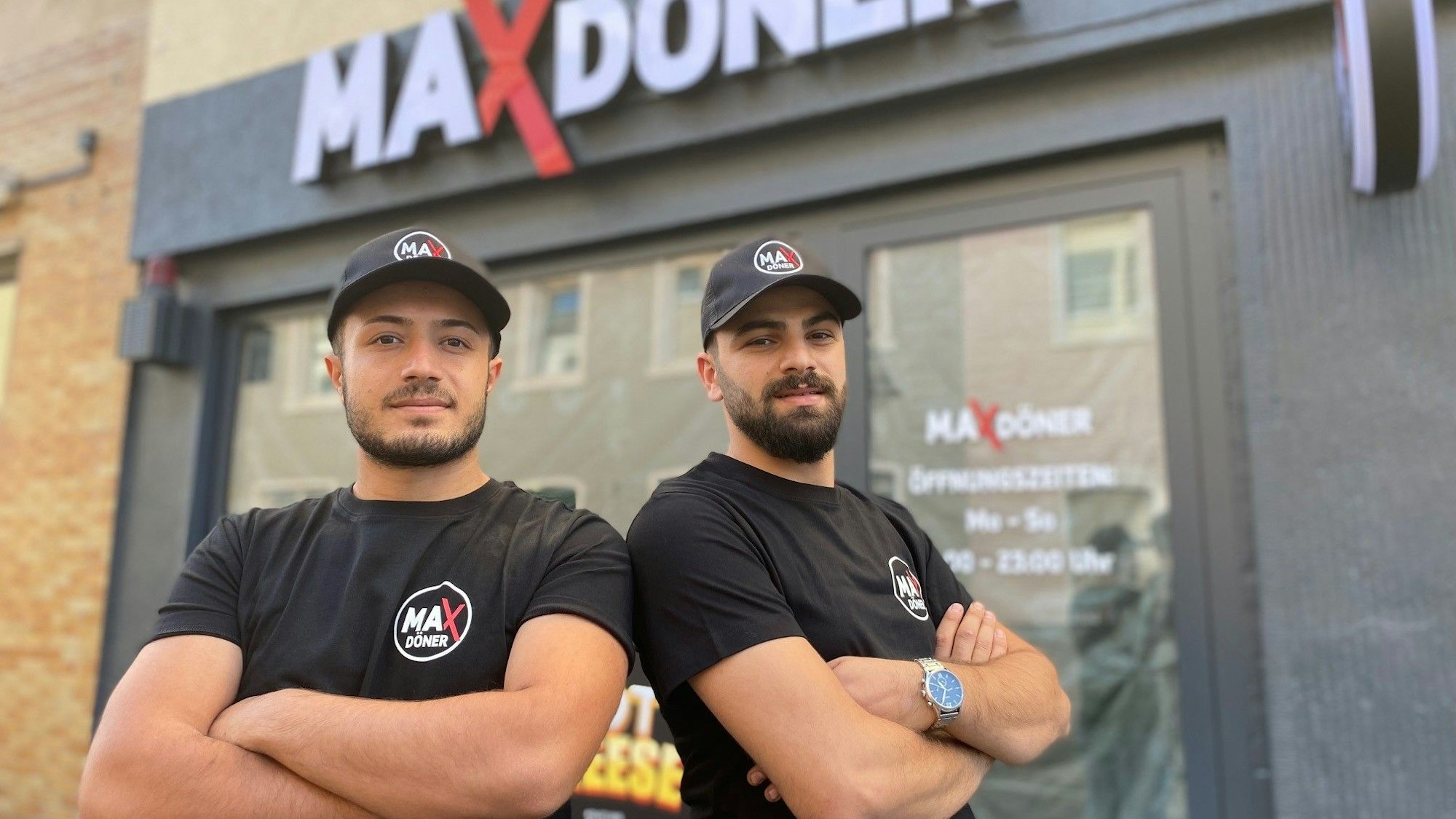 Zu sehen sind zwei Mitarbeiter des künftigen Imbisses an der Burgstraße in Brühl.