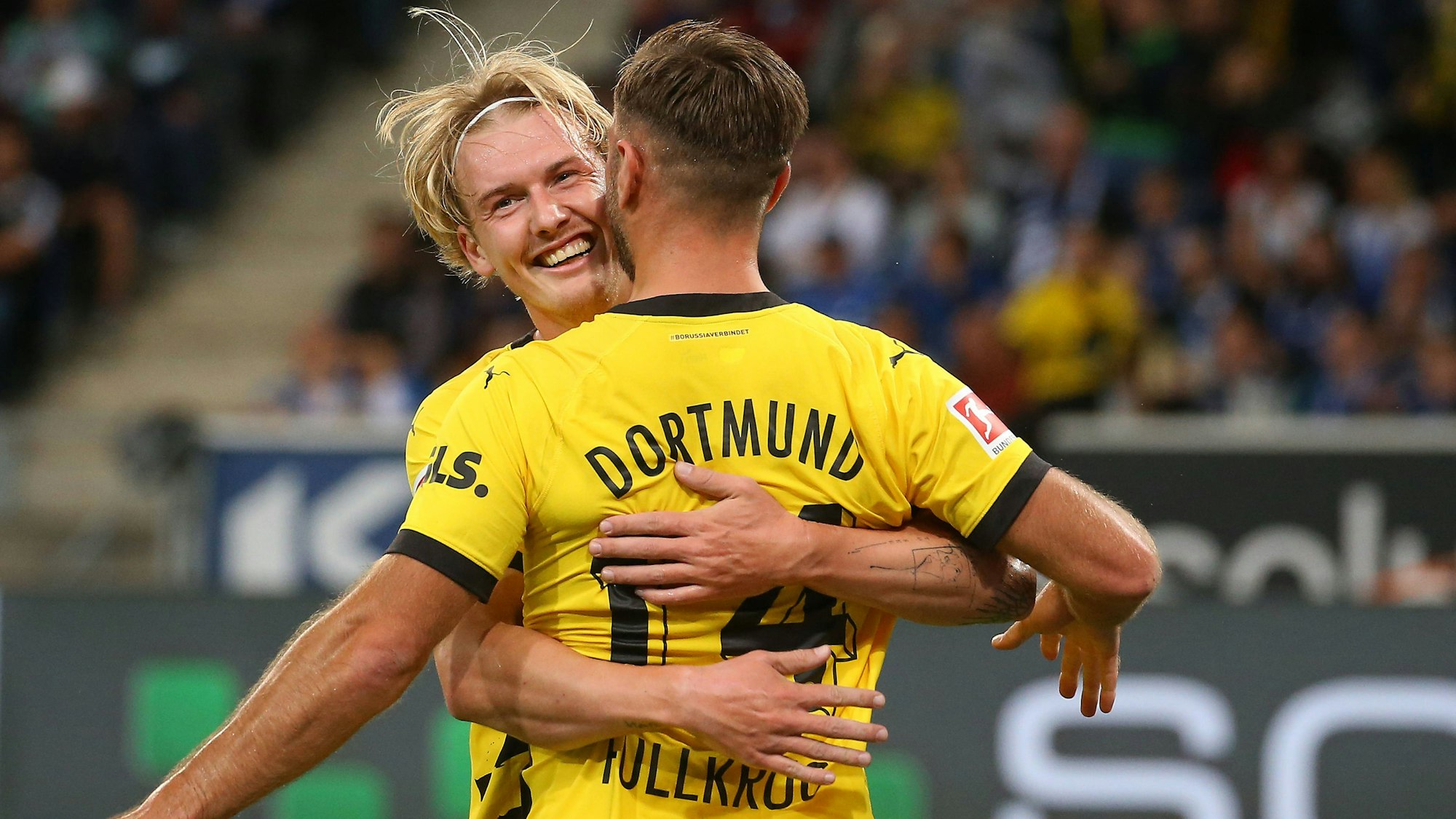 29.09.2023, Deutschland, Sinsheim, Fußball Bundesliga, Saison 2023/2024, TSG 1899 Hoffenheim vs. Borussia Dortmund, v.l. Julian Brandt freut sich mit den Torschützen Niclas Füllkrug über das Tor zum 0:1 Gemäß den Vorgaben der DFL Deutsche Fußball Liga ist es untersagt, in dem Stadion und/oder vom Spiel angefertigte Fotoaufnahmen in Form von Sequenzbildern und/oder videoähnlichen Fotostrecken zu verwerten bzw. verwerten zu lassen.