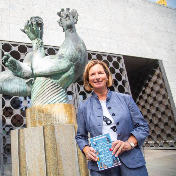 Petra Sophia Zimmermann
hält ihr Buch in der Hand.