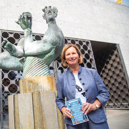 Petra Sophia Zimmermann
hält ihr Buch in der Hand.