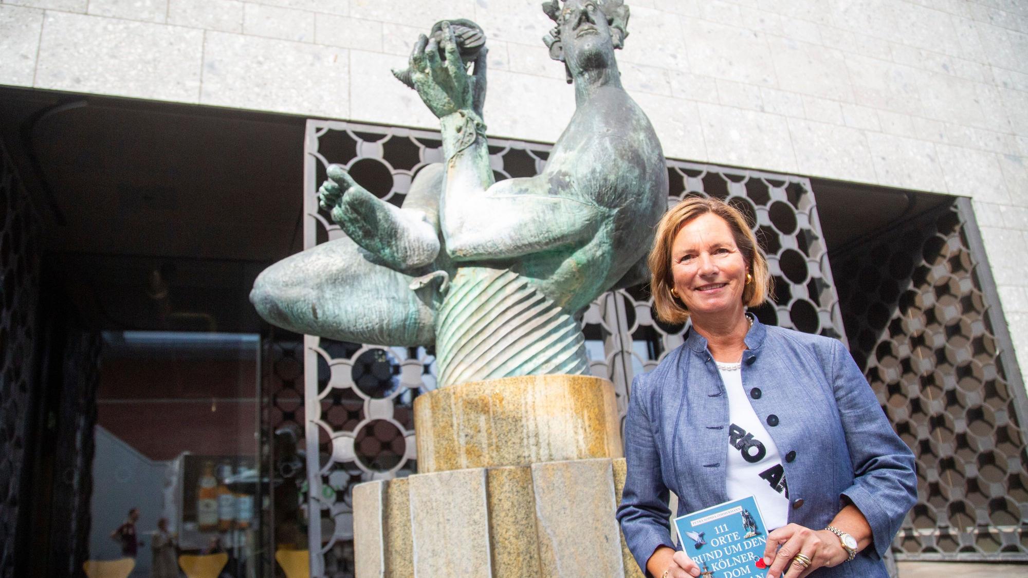 Petra Sophia Zimmermann
hält ihr Buch in der Hand.