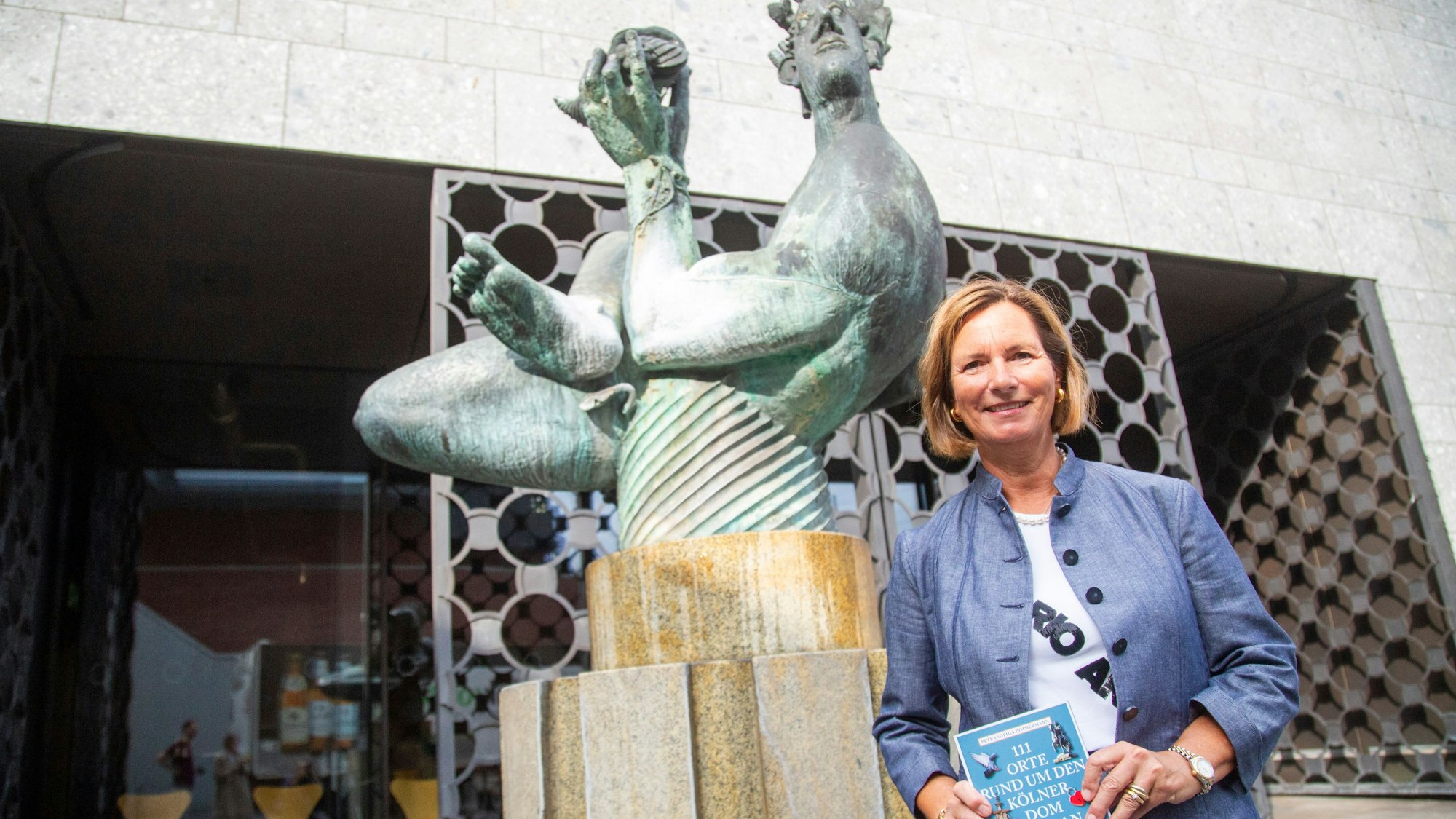 Petra Sophia Zimmermann
hält ihr Buch in der Hand.