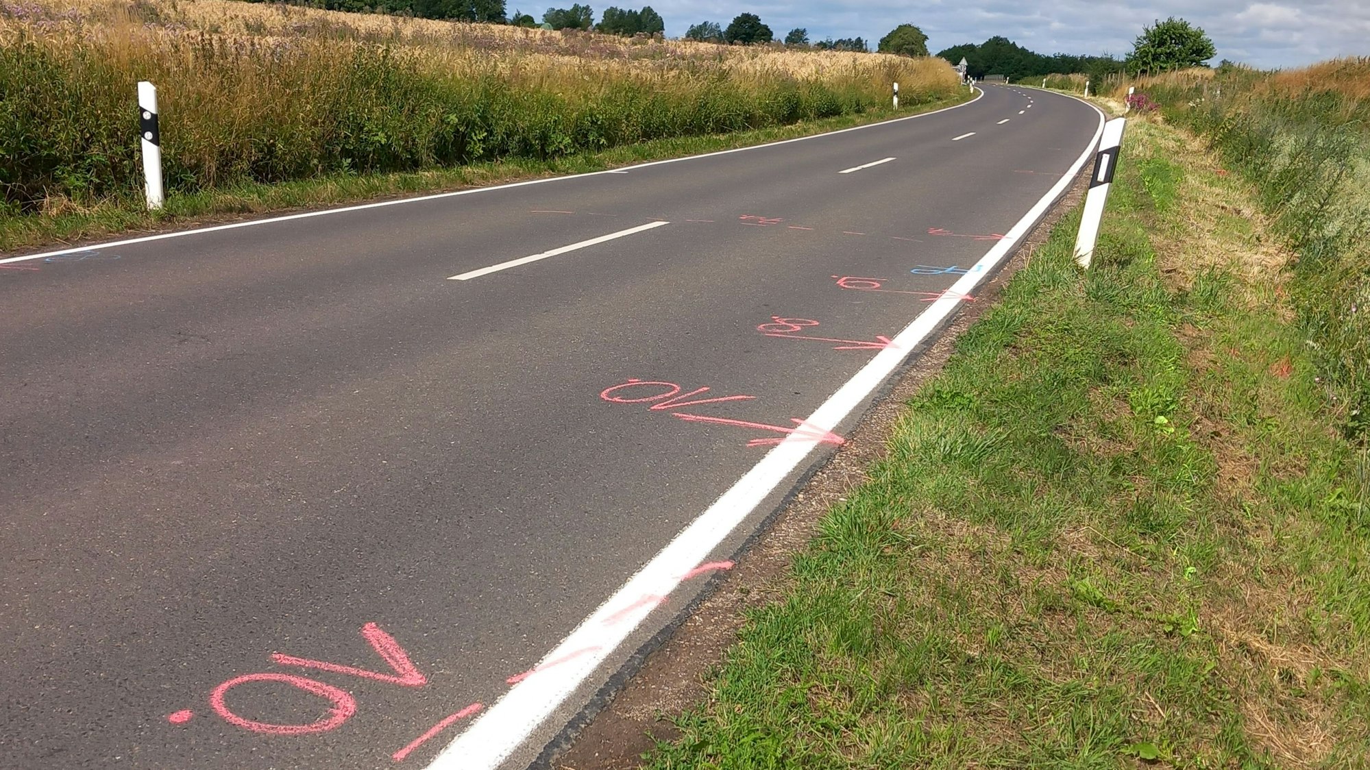 05. Juli 2023: Am Ort, an dem eine 17-Jährige auf einem E-Bike nach dem Frontalzusammenstoß mit einem Auto starb, zwischen Villip und Gimmersdorf,sind Markierungen auf der Fahrbahn angebracht.