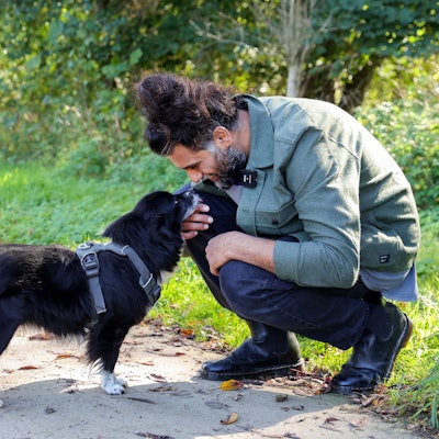 Hunde-Verhaltenstherapeut Masih Samin mit seiner Hündin Thea.