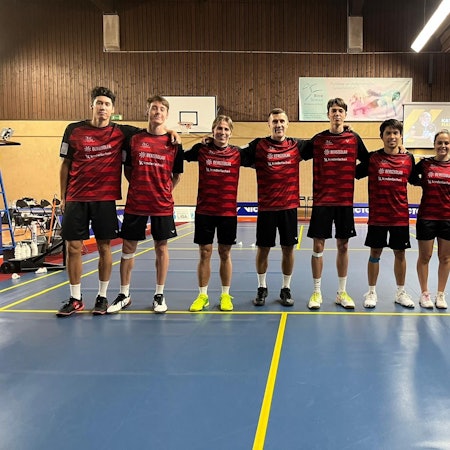 Eine Mannschaft steht in einer Reihe zusammen.