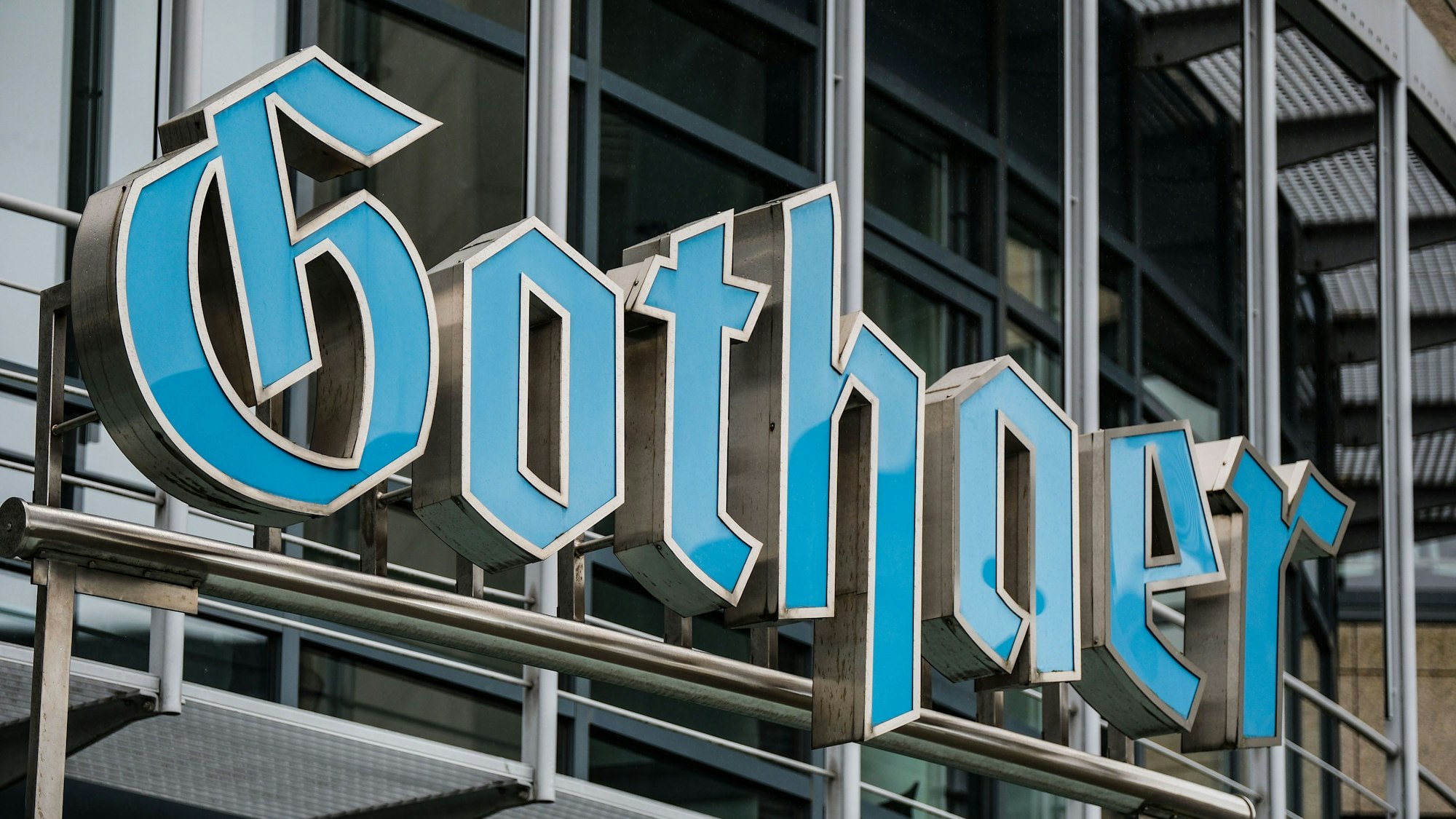 Das Logo hängt über dem Sitz der Gothaer Versicherung in Köln.