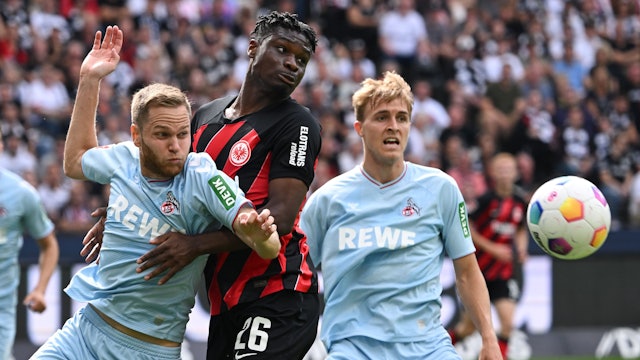 Frankfurts Omar Eric Junior Dina Ebimbe (M) und die Kölner Benno Schmitz (l) und Timo Hübers kämpfen um den Ball.