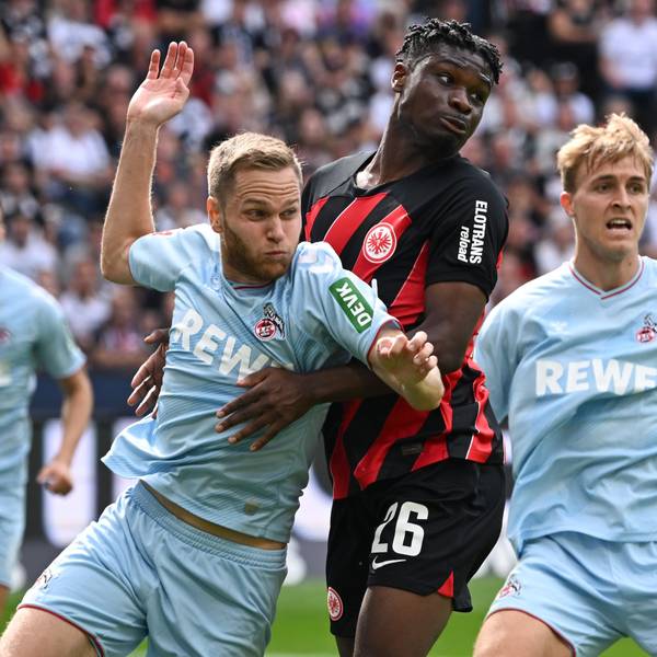 Frankfurts Omar Eric Junior Dina Ebimbe (M) und die Kölner Benno Schmitz (l) und Timo Hübers kämpfen um den Ball.