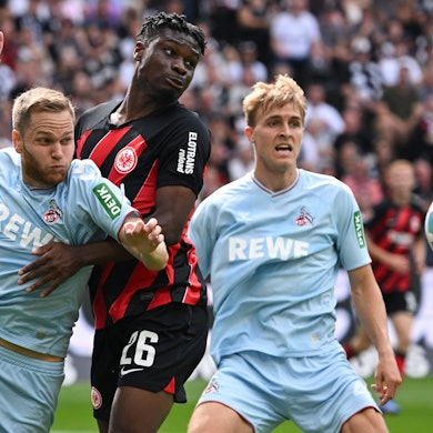 Frankfurts Omar Eric Junior Dina Ebimbe (M) und die Kölner Benno Schmitz (l) und Timo Hübers kämpfen um den Ball.