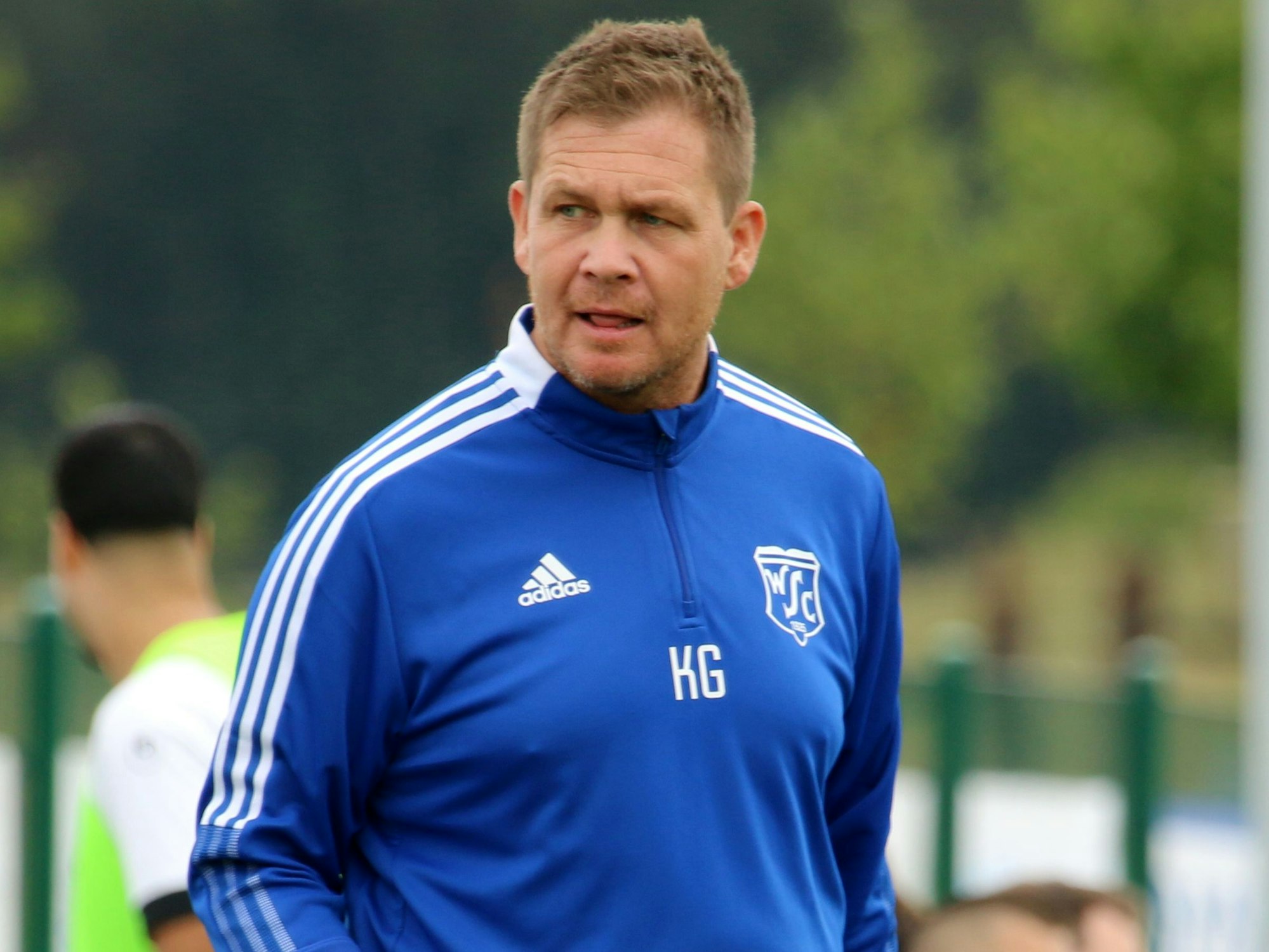 Wißkirchens Trainer Kevin Greuel in blauer Trainingsjacke.