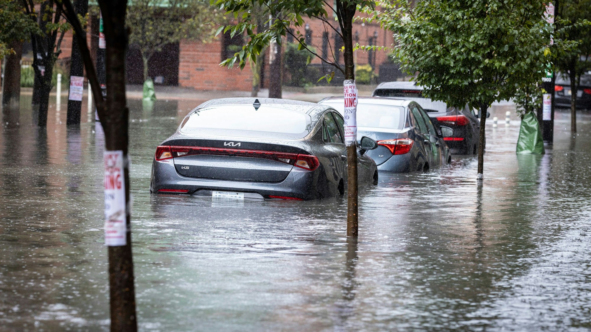 Tropensturm Ophelia zieht über die Ostküste der USA hinweg. New York wird besonders schwer getroffen, mehrere Stadtbezirke wurden überflutet. Der Wetterdienst NWS warnt vor einer Sturzflut.