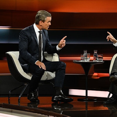 ZDF-Moderator Markus Lanz (l.) im Gespräch mit Gregor Gysi. Der Linken-Politiker sprach in der ZDF-Sendung über eine mögliche Parteigründung von Sahra Wagenknecht.
