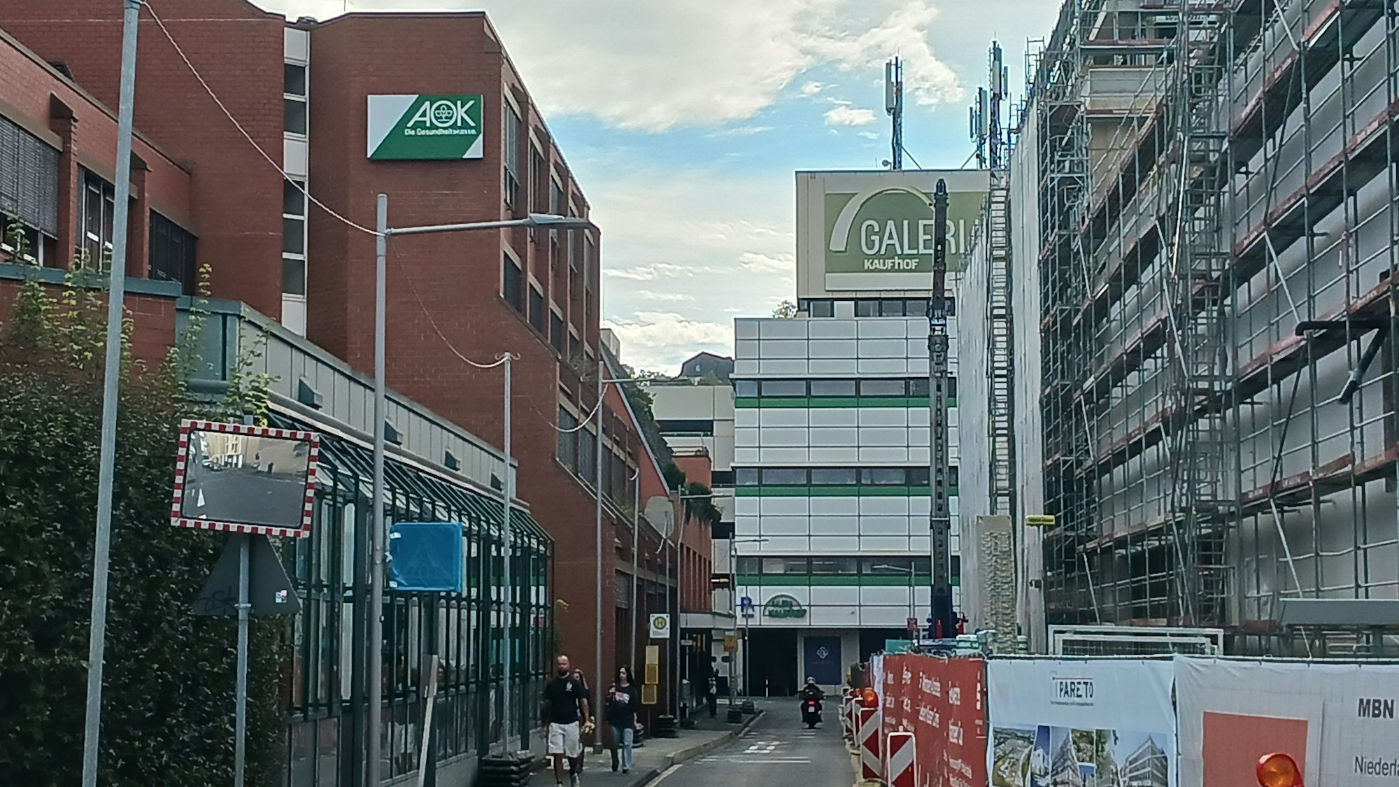 Blick in die Theodor-Heuss-Straße mit AOK-Gebäude, Kaufhof und Kaiser-Carré