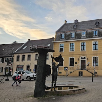 Das Foto zeigt das alte Rathaus mit dem davor liegenden Marktplatz.