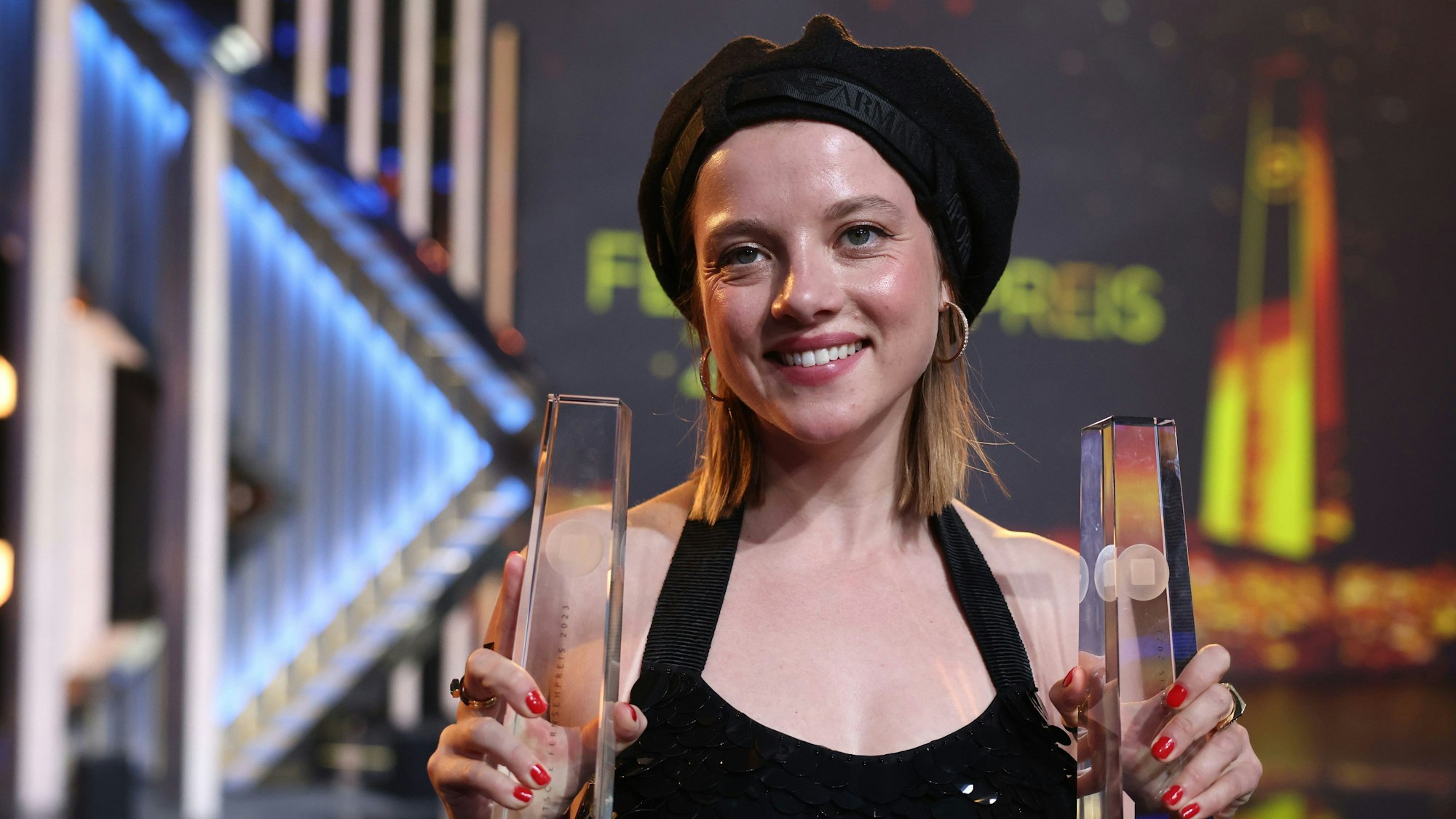 Köln: Die Schauspielerin Jella Haase zeigt ihre beiden Fernsehpreise für ‚Kleo‘ als Beste Schauspielerin und Beste Drama-Serie beim Deutschen Fernsehpreis 2023 im Coloneum.