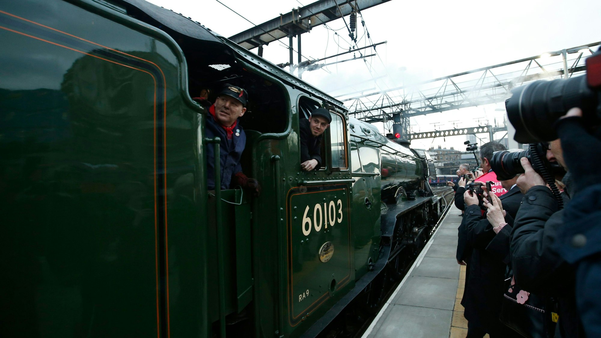 Die „Flying Scotsman“ kommt an einem Bahnhof in London an.