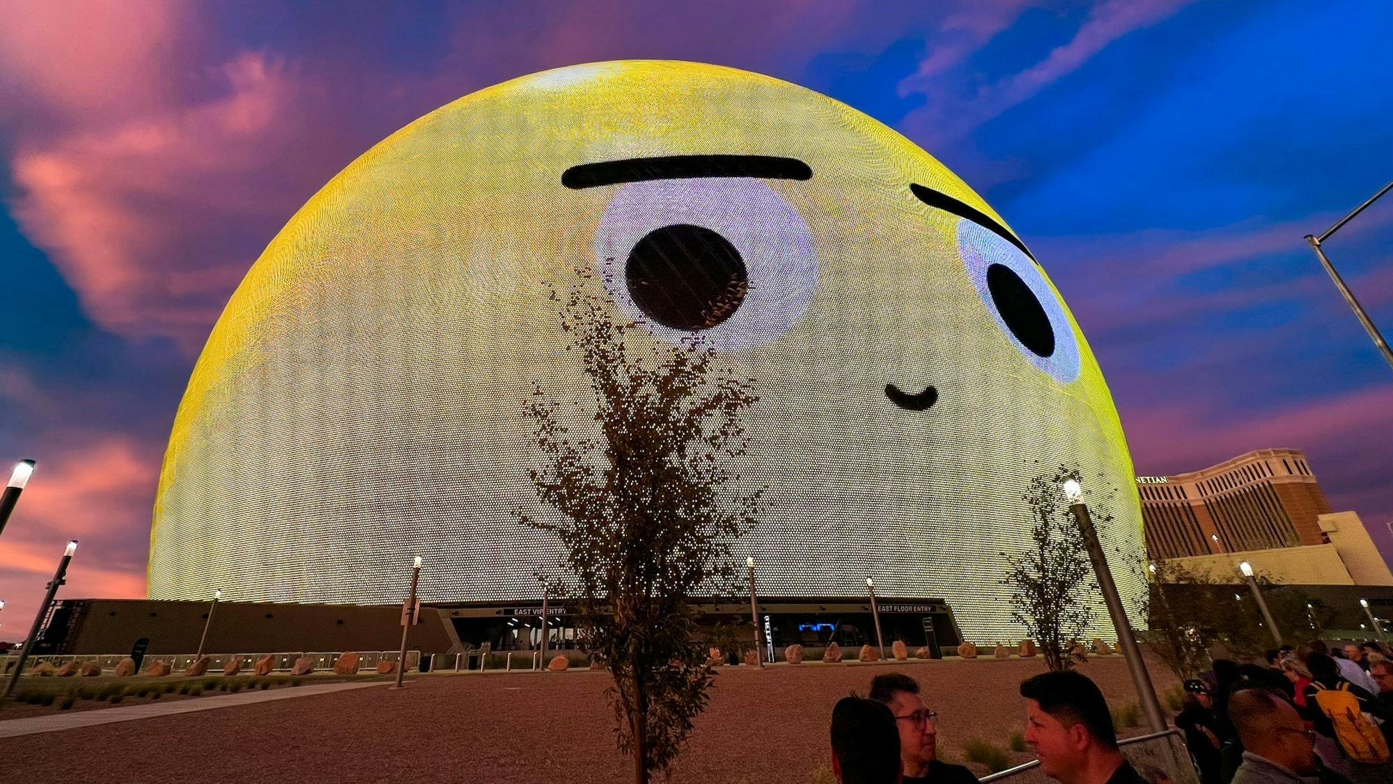 Am Abend der Premiere zierte ein überdimensionierter Smiley die Halle.