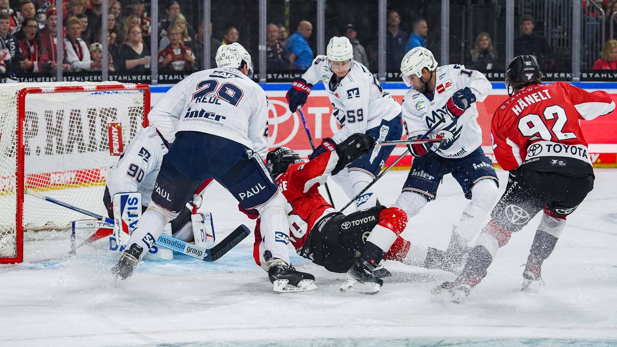 Von links nach rechts kämpfen um den Puck: Felix Brückmann (Mannheim), Denis Reul (Mannheim), Andreas Thuresson (Köln), Paul Mayer (Mannheim), Linden Vey (Mannheim) und Hakon Hänelt (Köln).