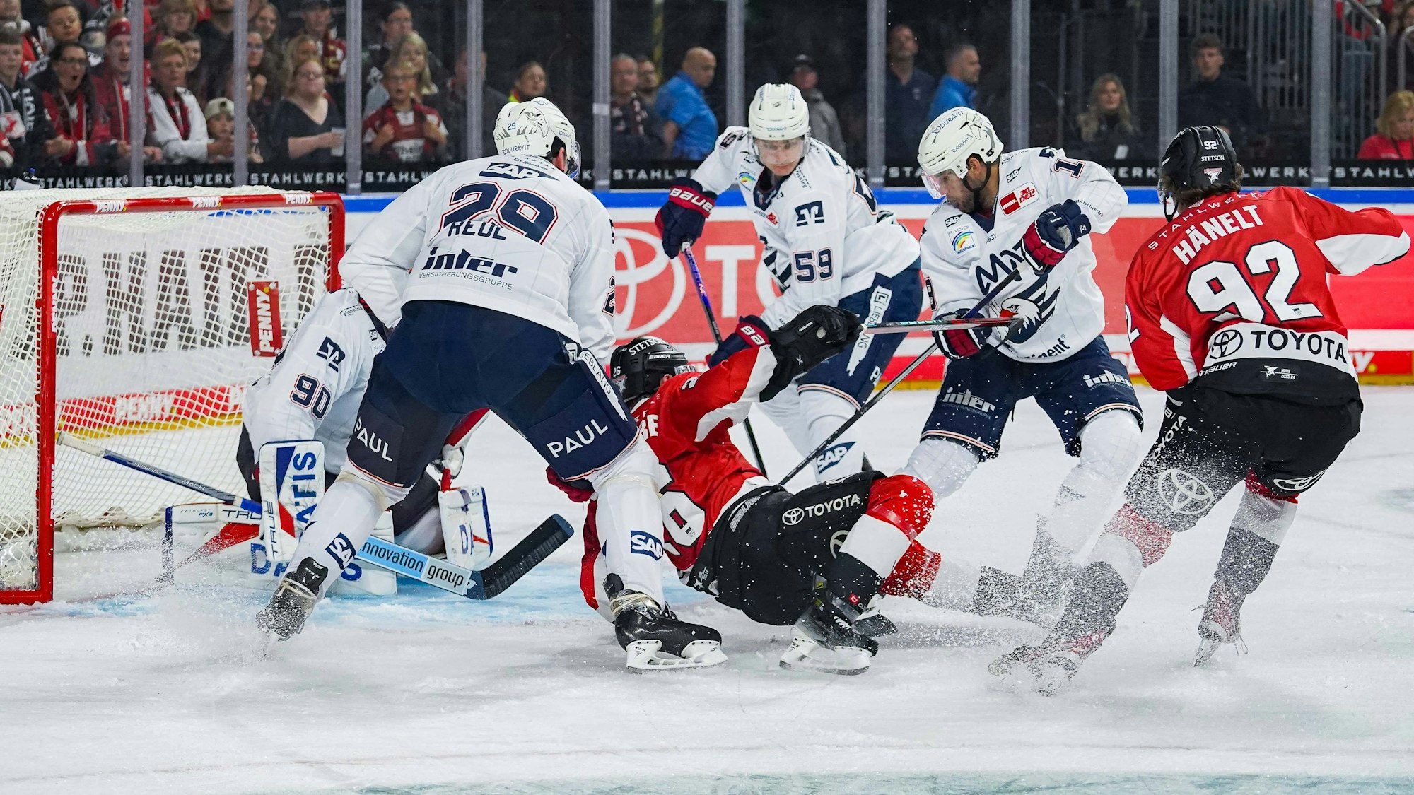 Von links nach rechts kämpfen um den Puck: Felix Brückmann (Mannheim), Denis Reul (Mannheim), Andreas Thuresson (Köln), Paul Mayer (Mannheim), Linden Vey (Mannheim) und Hakon Hänelt (Köln).