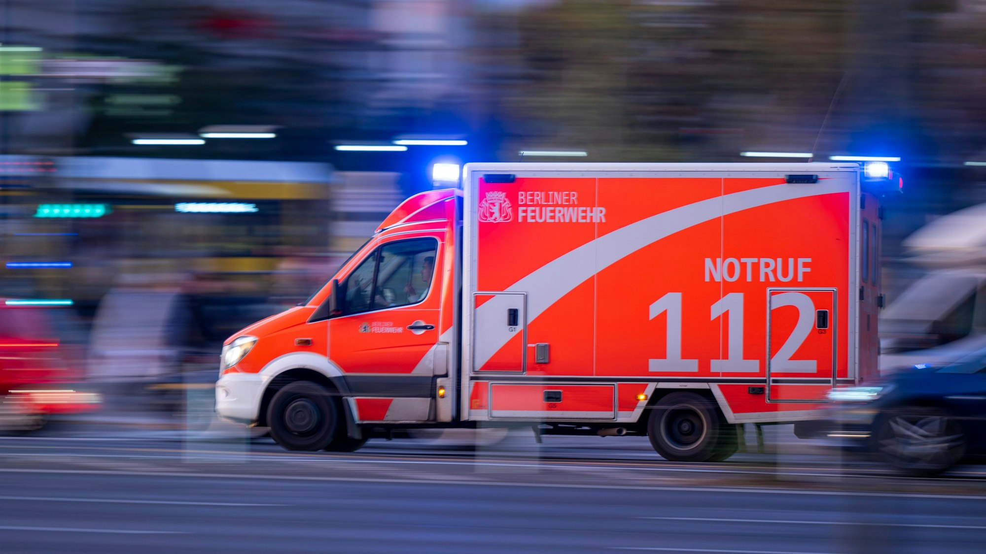 Ein Krankenwagen fährt auf einer Straße.