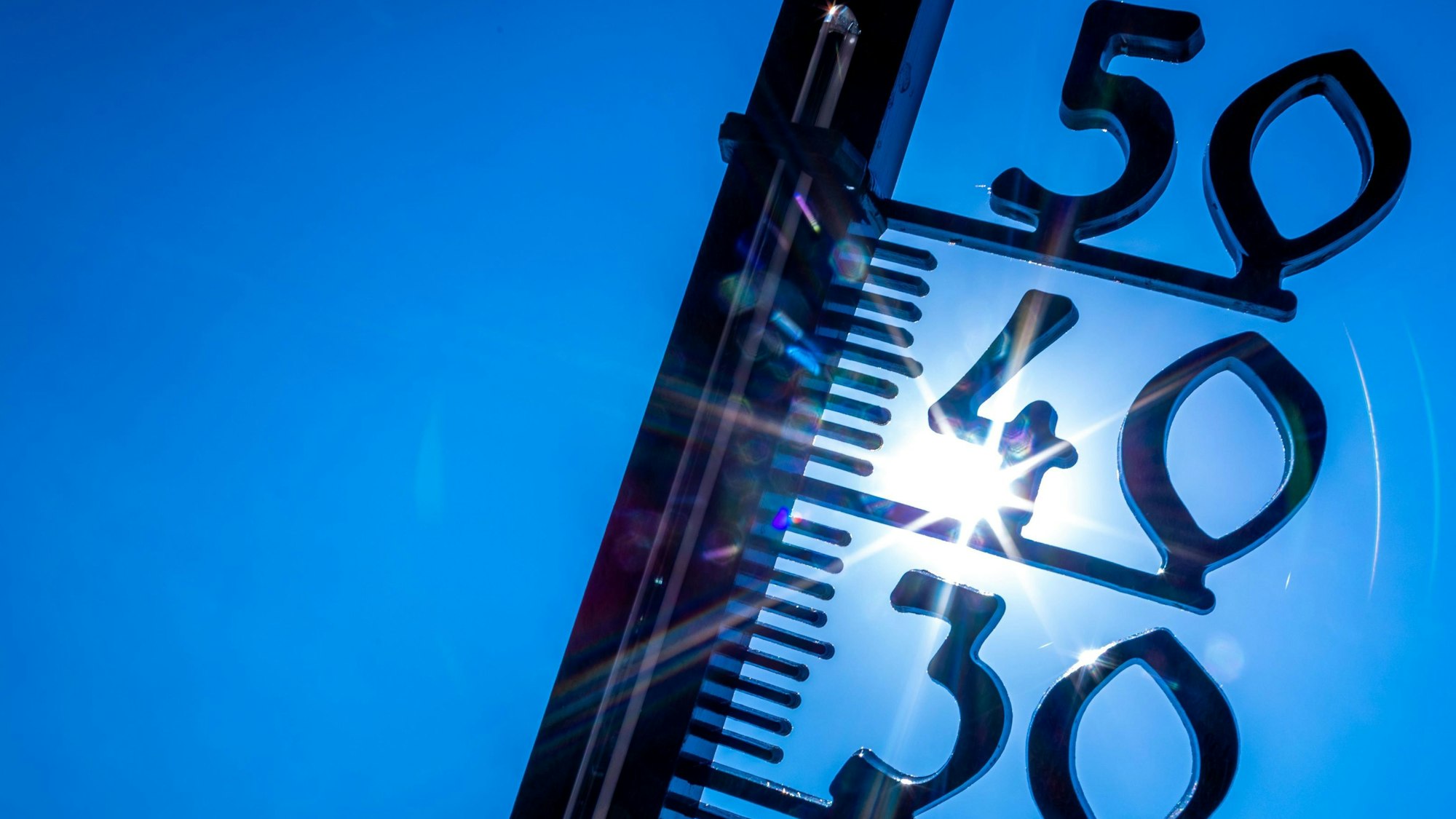 Ein Außenthermometer in einem Kleingarten zeigt die Temperatur von knapp 40 Grad an.