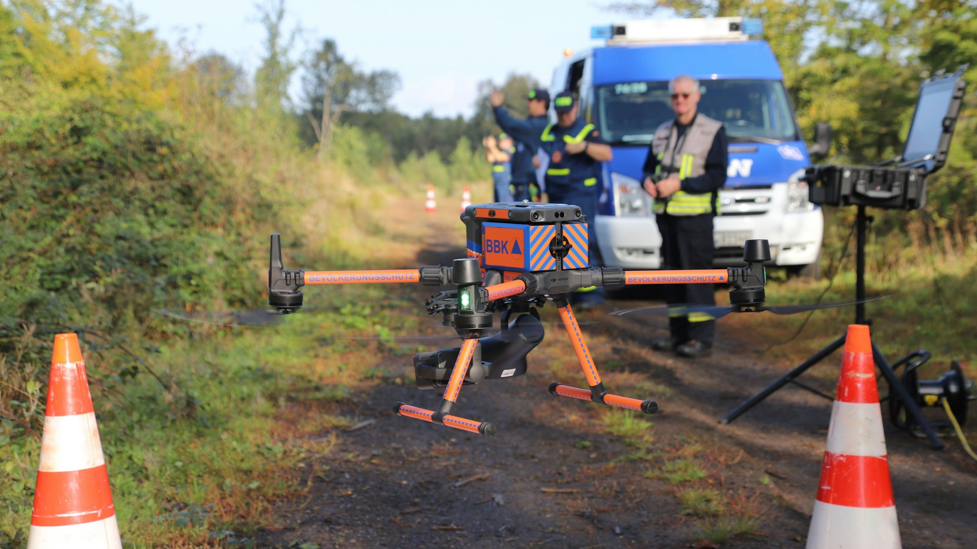 Die Feuerwehren aus Bad Honnef und Unkel, unterstützt von Bonn und Königswinter haben eine große Waldbrandübung gemeinsam mit dem Technischen Hilfswerk (THW) am Asberg durchgeführt, als länderübergreifende Kooperation. Hier steigt eine Drohne des THW zur Erkundung auf.