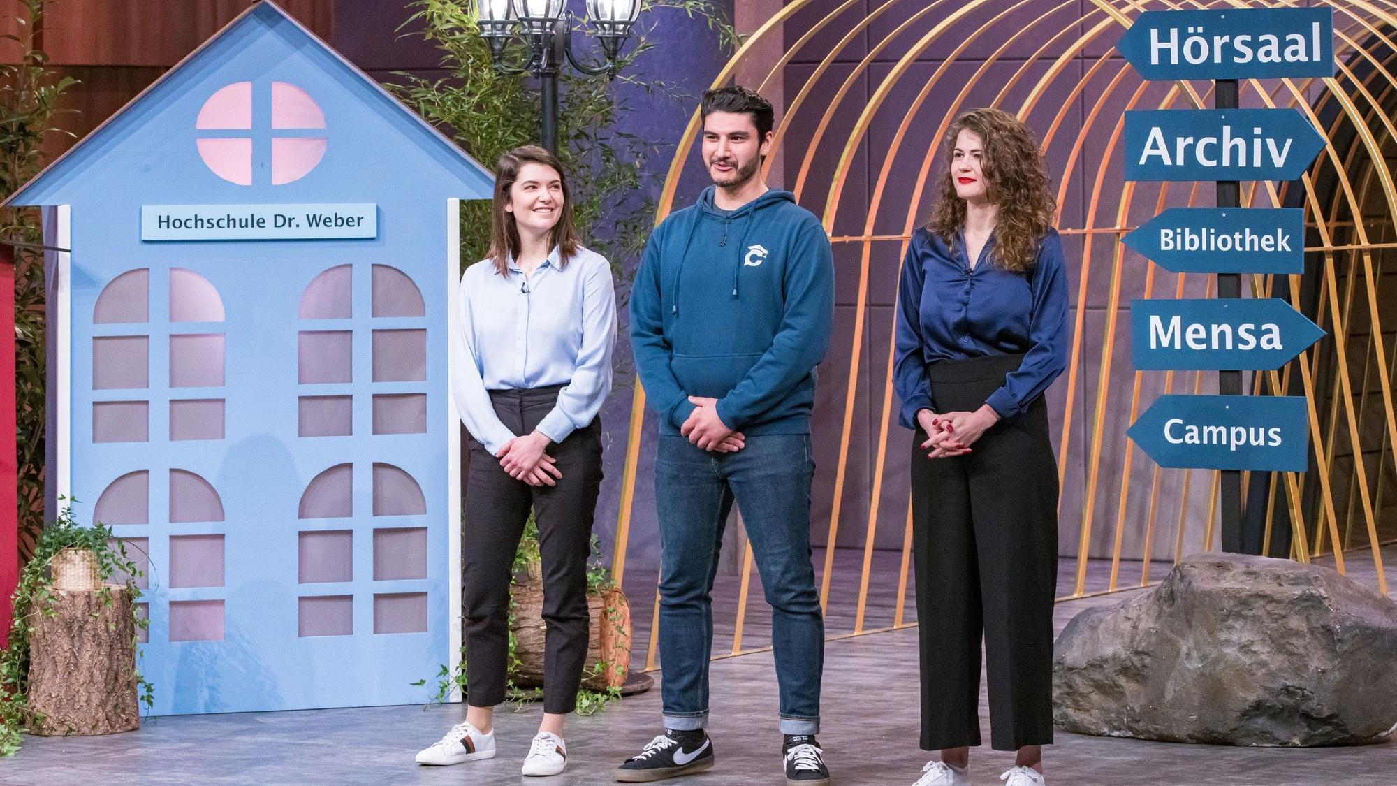 Evelyn Wagner (l.), Carmine Siena und Paula Vorbeck präsentieren mit Compounder eine Plattform die die Studienbewerbung einfach macht. Sie erhoffen sich ein Investment von 400.000 Euro für 10 Prozent der Anteile an ihrem Unternehmen.
Die Verwendung des sendungsbezogenen Materials ist nur mit dem Hinweis und Verlinkung auf RTL+ gestattet.