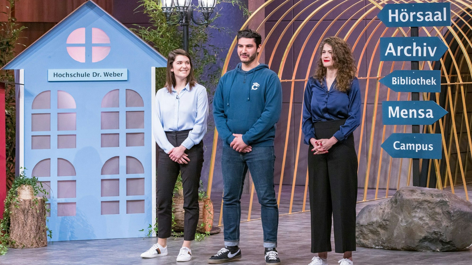 Evelyn Wagner (l.), Carmine Siena und Paula Vorbeck präsentieren mit Compounder eine Plattform die die Studienbewerbung einfach macht. Sie erhoffen sich ein Investment von 400.000 Euro für 10 Prozent der Anteile an ihrem Unternehmen.
Die Verwendung des sendungsbezogenen Materials ist nur mit dem Hinweis und Verlinkung auf RTL+ gestattet.