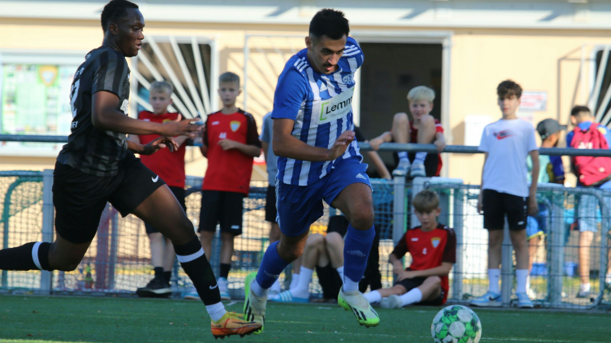 Das Bild zeigt den Fußballer Deniz Isitmen im Laufduell mit einem Gegenspieler.