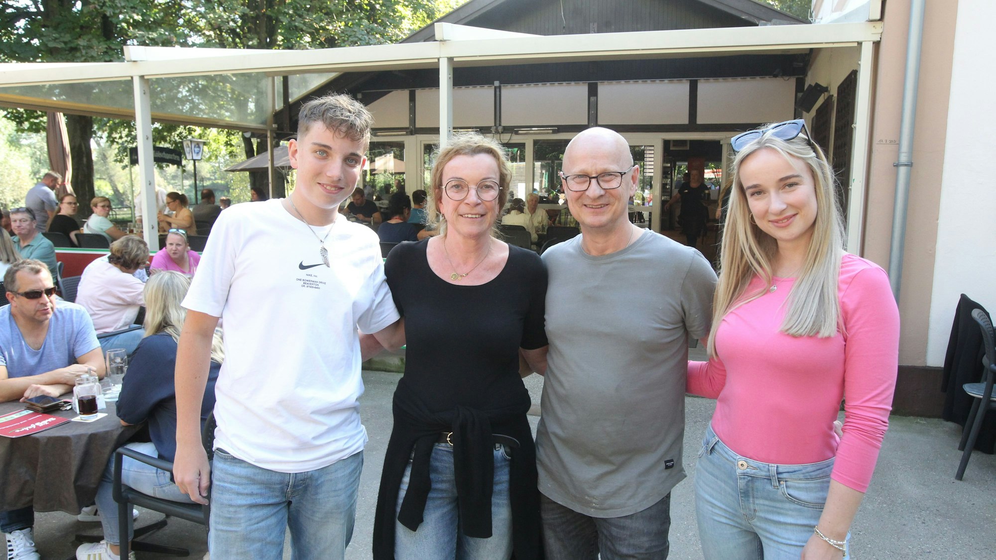 Eine Familie steht vor einem Restaurant.