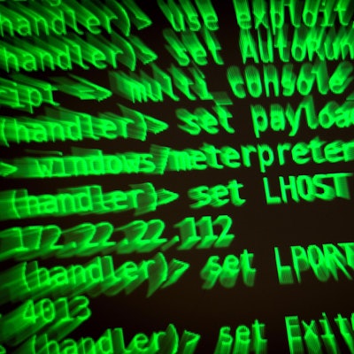 ARCHIV - 12.09.2019, Niedersachsen, Hannover: ILLUSTRATION - Buchstaben und Zahlen leuchten auf einem Bildschirm, auf dem ein Hacker-Programm geöffnet ist. Krisenstäbe und Behördenleiter in Bund und Ländern üben seit Mittwochmorgen, was bei einem massiven Cyberangriff auf Regierung und Verwaltung zu tun wäre. Der Startknopf für die zweitägige heiße Phase der Übung «Lükex 23» wurde am Mittwoch um 9.00 Uhr beim Bundesamt für Bevölkerungsschutz und Katastrophenhilfe (BBK) gedrückt, wie eine Sprecherin bestätigte. (zu dpa «Bundesweite Krisenübung hat begonnen: Was tun, wenn der Hacker kommt?») Foto: Sina Schuldt/dpa +++ dpa-Bildfunk +++