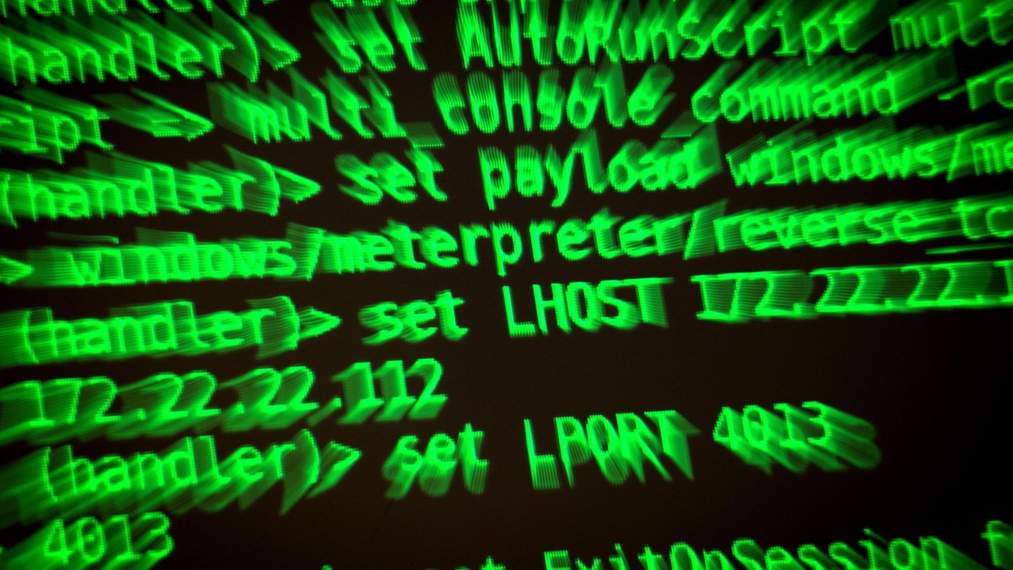 ARCHIV - 12.09.2019, Niedersachsen, Hannover: ILLUSTRATION - Buchstaben und Zahlen leuchten auf einem Bildschirm, auf dem ein Hacker-Programm geöffnet ist. Krisenstäbe und Behördenleiter in Bund und Ländern üben seit Mittwochmorgen, was bei einem massiven Cyberangriff auf Regierung und Verwaltung zu tun wäre. Der Startknopf für die zweitägige heiße Phase der Übung «Lükex 23» wurde am Mittwoch um 9.00 Uhr beim Bundesamt für Bevölkerungsschutz und Katastrophenhilfe (BBK) gedrückt, wie eine Sprecherin bestätigte. (zu dpa «Bundesweite Krisenübung hat begonnen: Was tun, wenn der Hacker kommt?») Foto: Sina Schuldt/dpa +++ dpa-Bildfunk +++