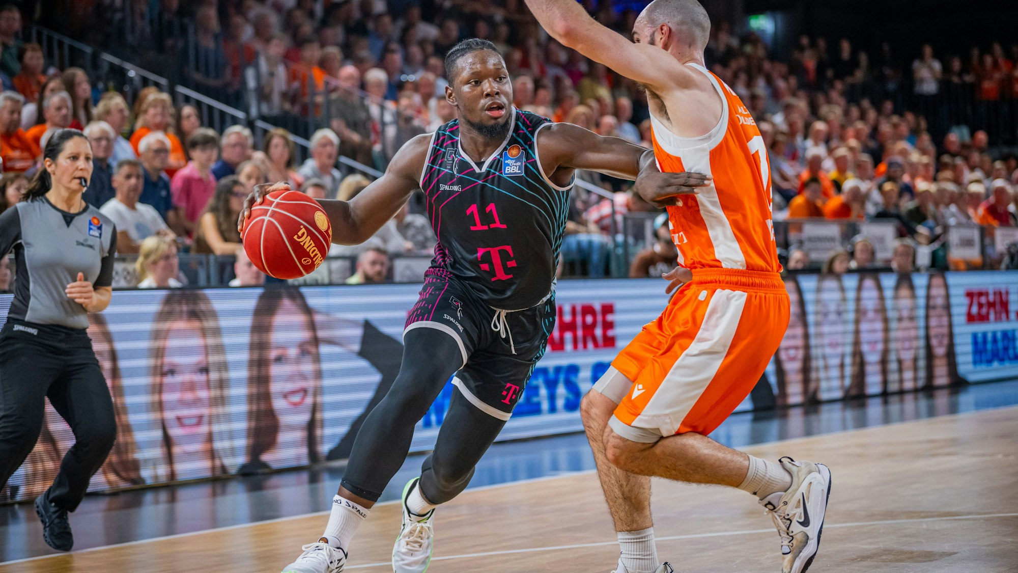 Brian Fobbs, Bonns Nummer 11 im Zweikampf mit Tommy Kuhse von Rasta Vechta 1. Basketball Bundesliga, easyCredit BBL, Saison 2023/2024