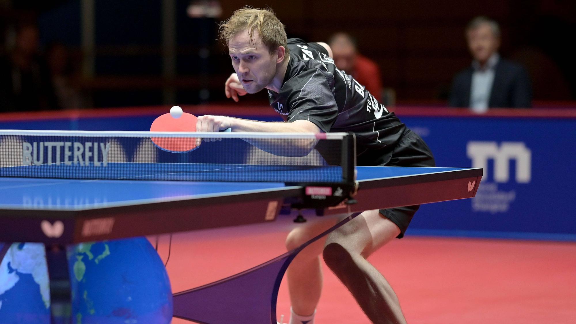 Linkshänder Benedikt Duda spielt den Tischtennisball gefühlvoll übers Netz.