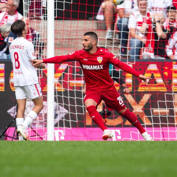 30.09.2023, Nordrhein-Westfalen, Köln: Fußball: Bundesliga, 1. FC Köln - VfB Stuttgart, 6. Spieltag, RheinEnergieStadion. Stuttgarts Torschütze Deniz Undav (M) jubelt nach seinem Treffer zum 1:0. Links Kölns Denis Huseinbasic und rechts Leart Paqarada.