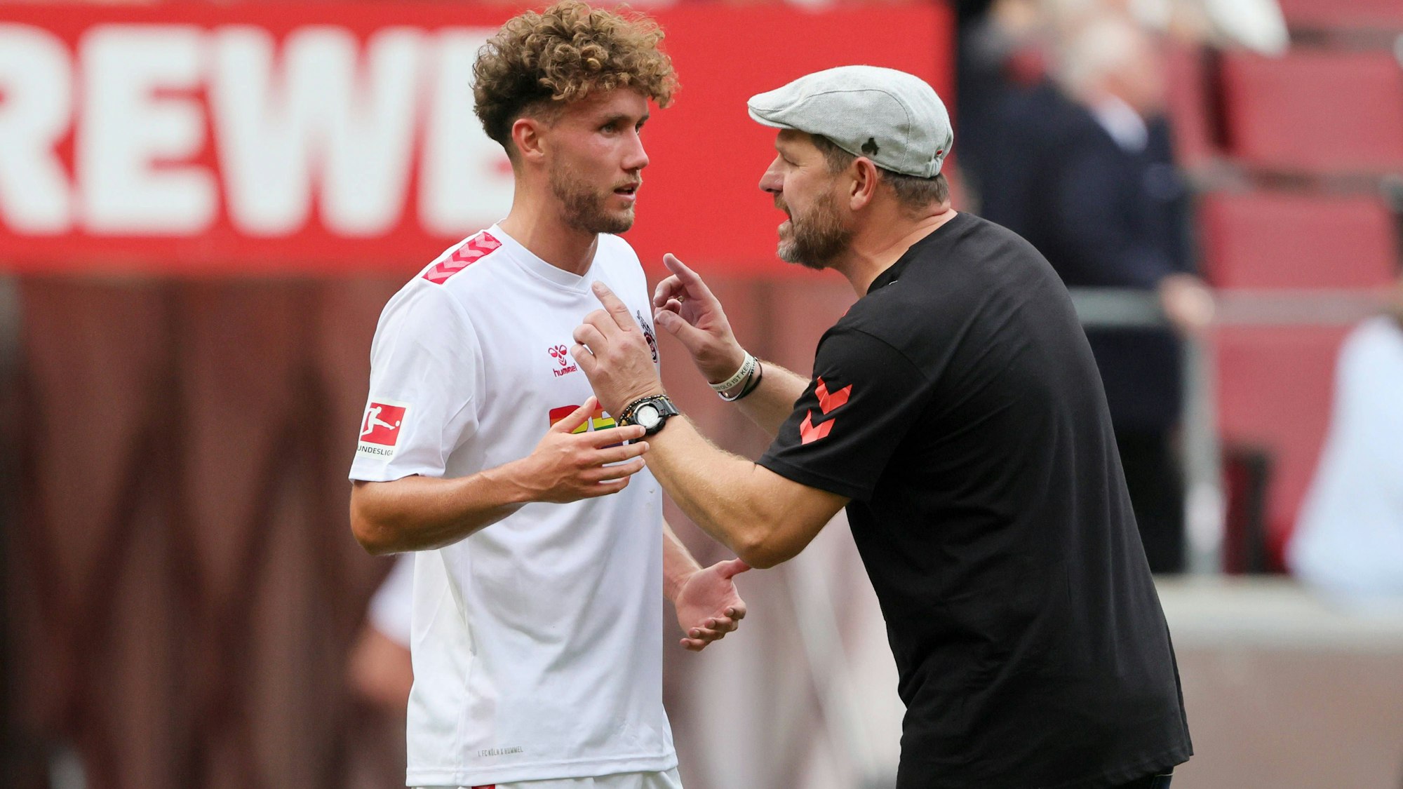 Redebedarf: Luca Waldschmidt (l.) und Trainer Steffen Baumgart am Rande des Stuttgart-Spiels.