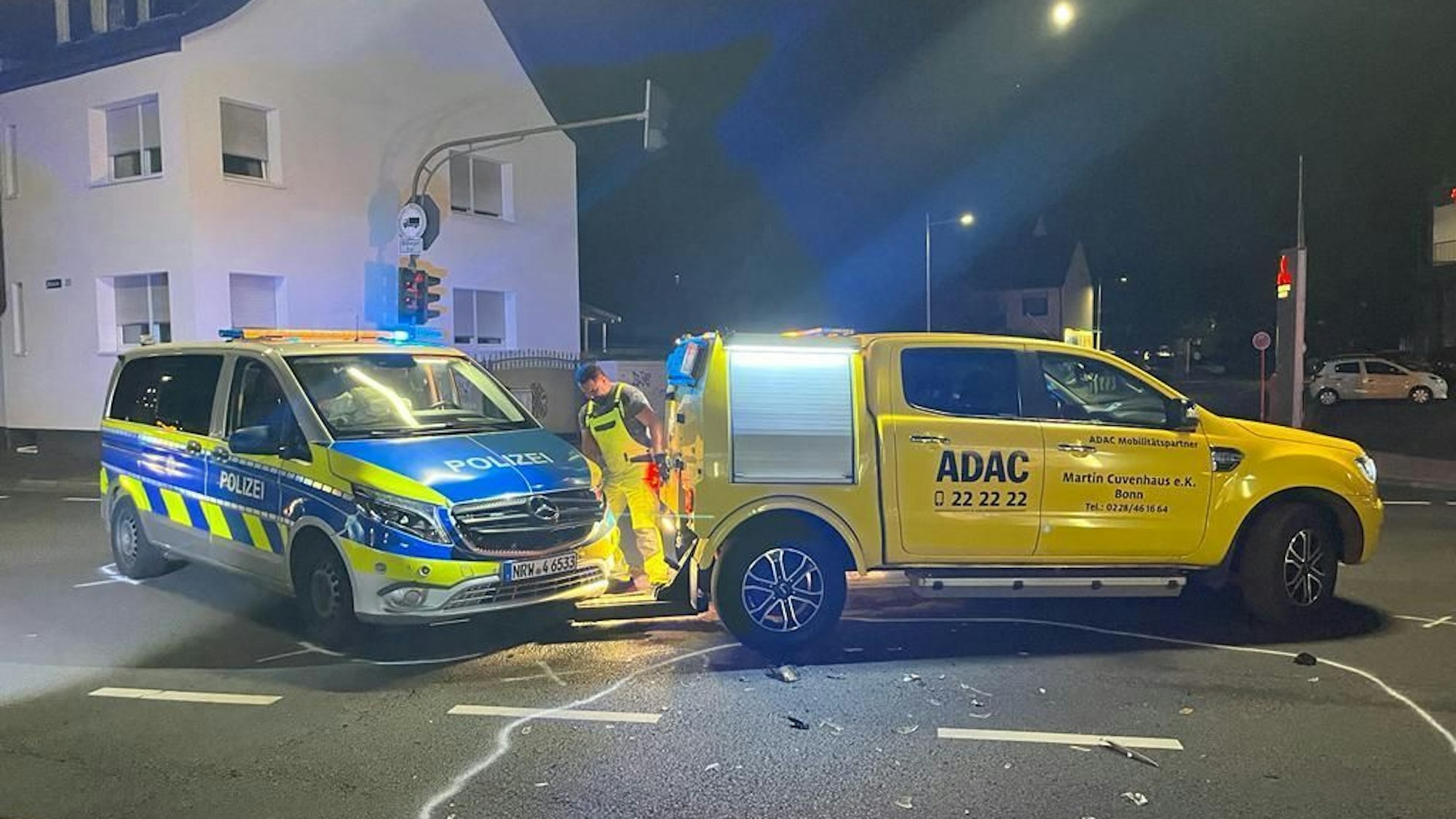 Ein Streifenwagen wird abgeschleppt.